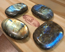 Load image into Gallery viewer, Labradorite Palm Stone